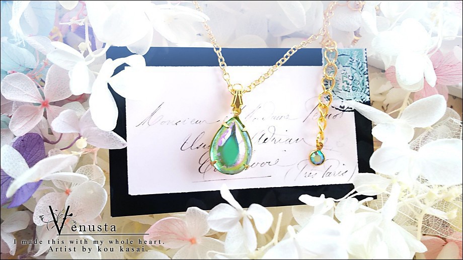 *艶やかペリドットオーロラのヴィンテージガラスネックレス*