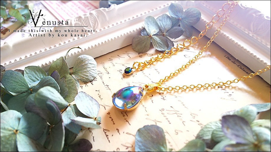 *艶やかサファイアオーロラのヴィンテージガラスネックレス*