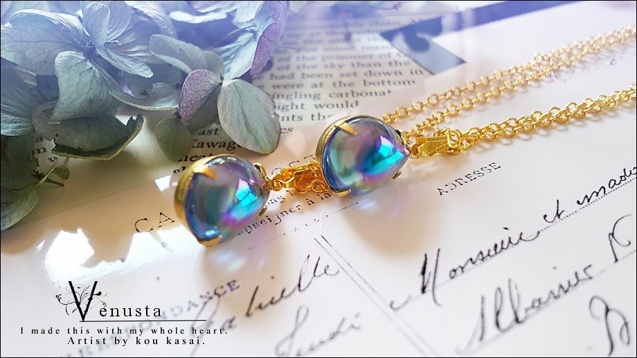 *艶やかサファイアオーロラのヴィンテージガラスネックレス*