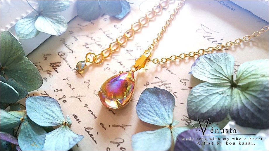 *艶やかローズオーロラのヴィンテージガラスネックレス*