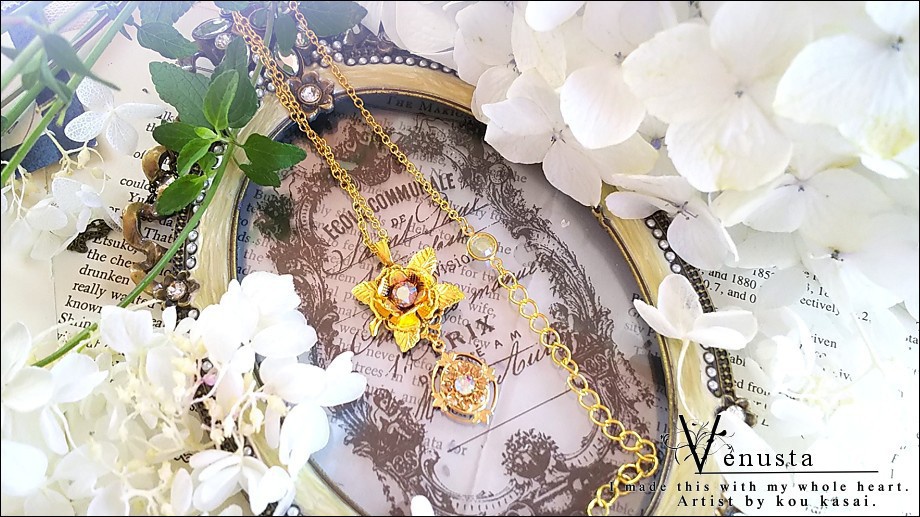 *煌びやかなヴィンテージスワロフスキーのゴールドネックレス*