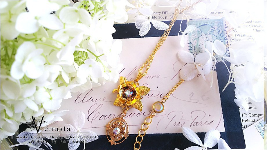 *煌びやかなヴィンテージスワロフスキーのゴールドネックレス*