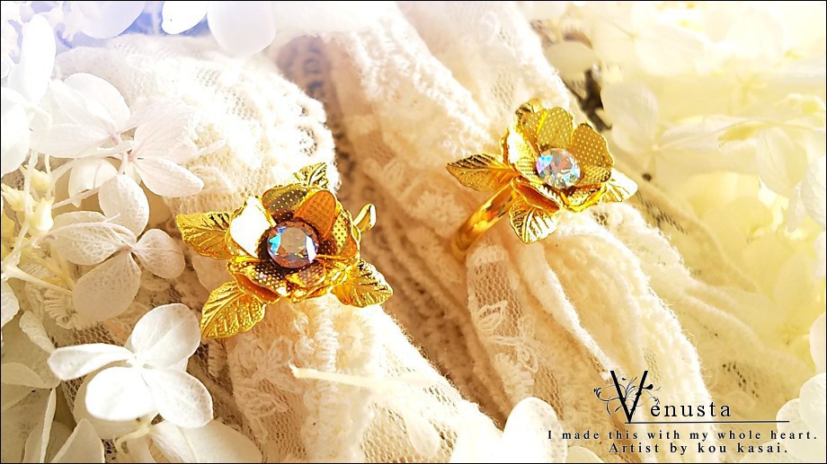 *レアスワロフスキーのゴールドローズリング*