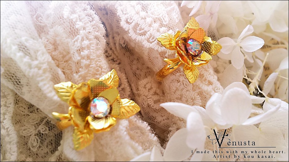 *レアスワロフスキーのゴールドローズリング*