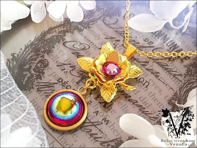 *妖艶なライトシャムのゴールドローズネックレス*