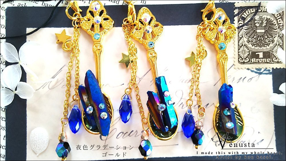 *煌びやかなクリスタル氷柱ストラップ*