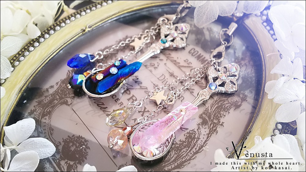 *煌びやかなクリスタル氷柱ストラップ*