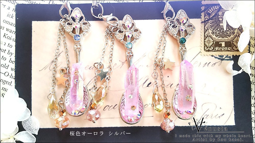*煌びやかなクリスタル氷柱ストラップ*
