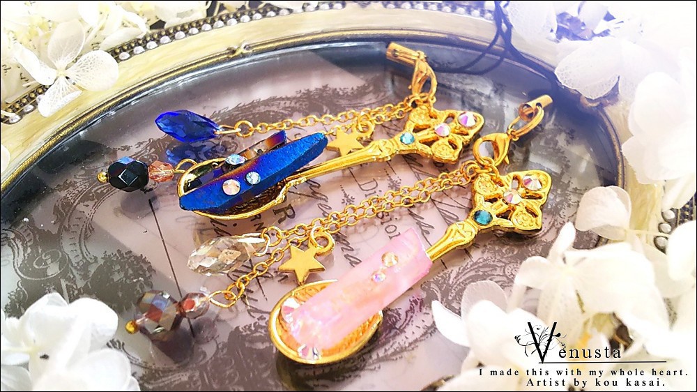 *煌びやかなクリスタル氷柱ストラップ*