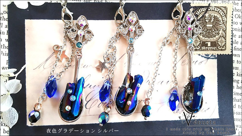 *煌びやかなクリスタル氷柱ストラップ*