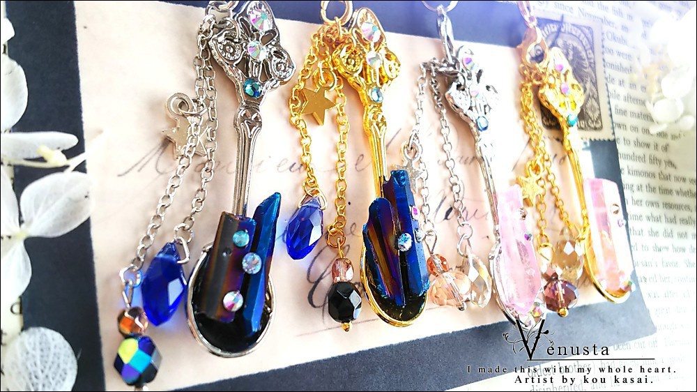 *煌びやかなクリスタル氷柱ストラップ*