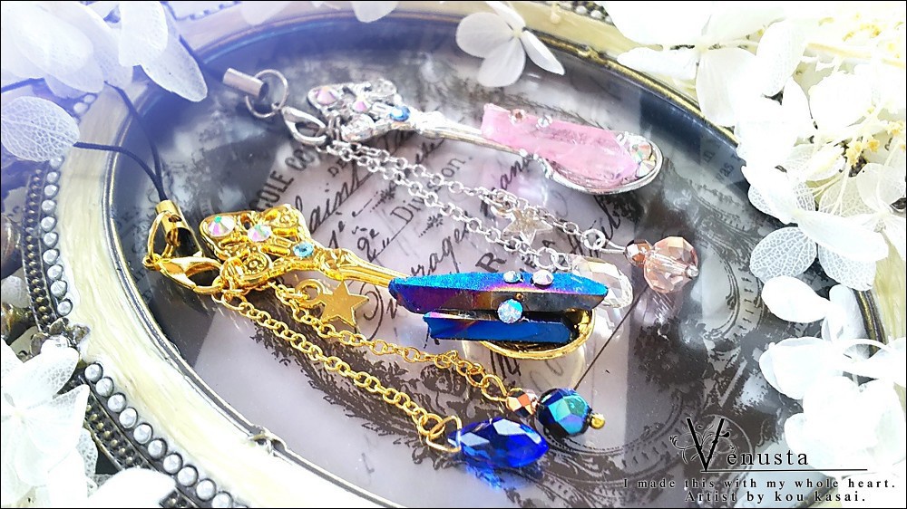 *煌びやかなクリスタル氷柱ストラップ*