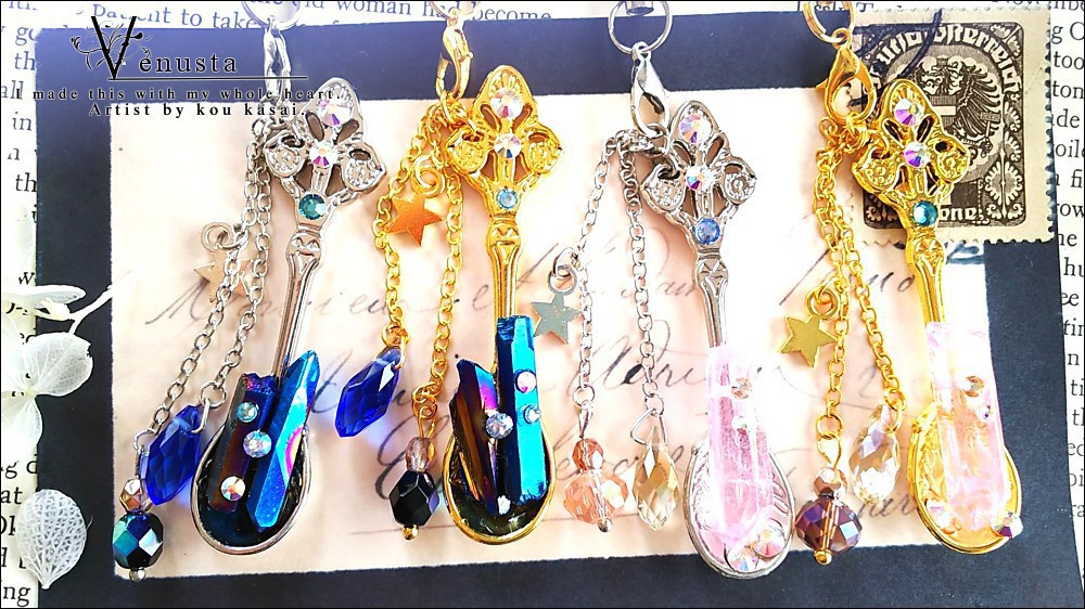 *煌びやかなクリスタル氷柱ストラップ*