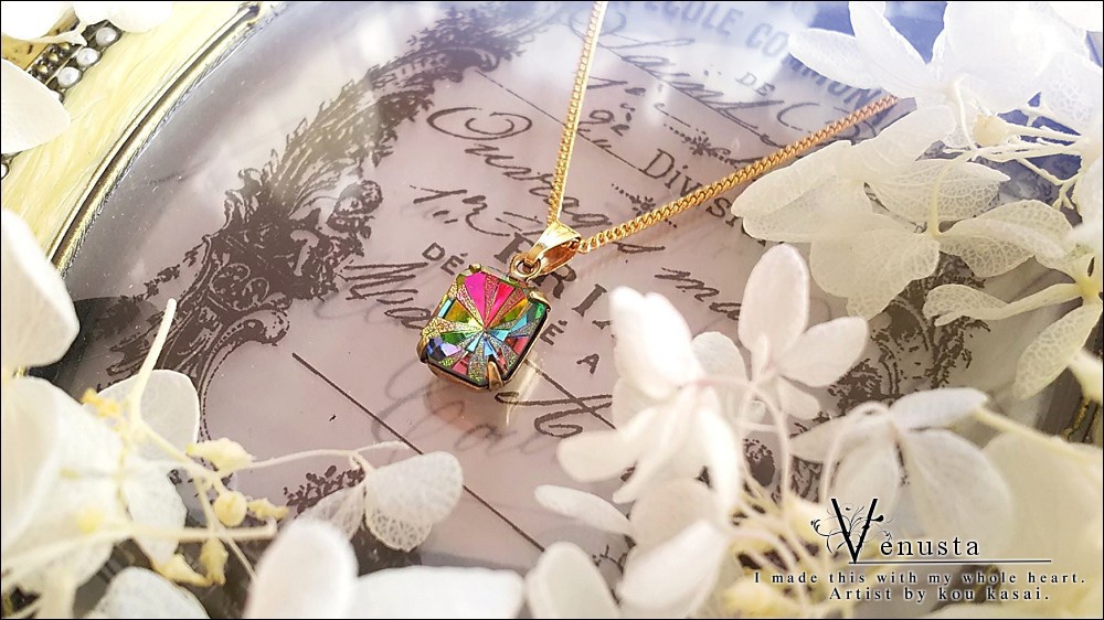 *繊細なヴィトレイルミディアムのガラスネックレス*