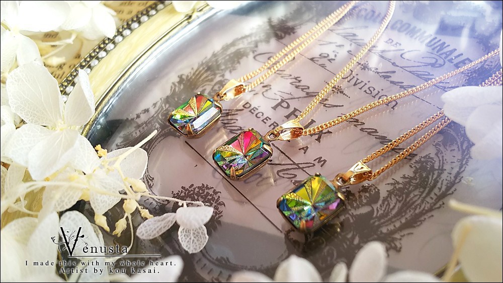 *繊細なヴィトレイルミディアムのガラスネックレス*