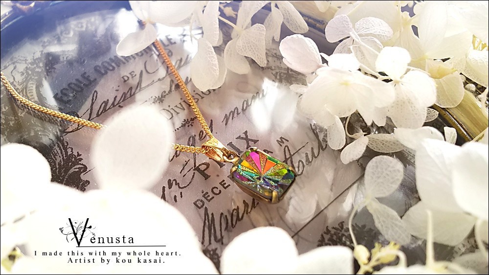 *繊細なヴィトレイルミディアムのガラスネックレス*