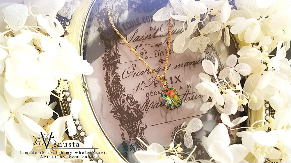 *繊細なヴィトレイルミディアムのガラスネックレス*