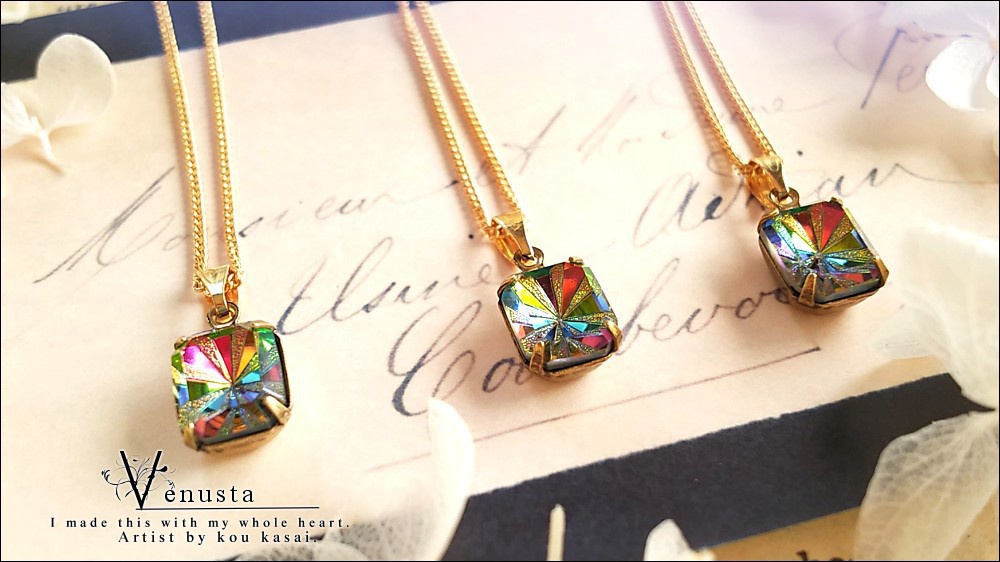 *繊細なヴィトレイルミディアムのガラスネックレス*