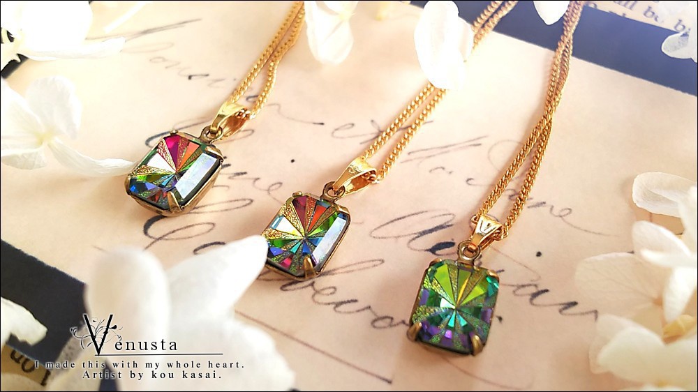 *繊細なヴィトレイルミディアムのガラスネックレス*