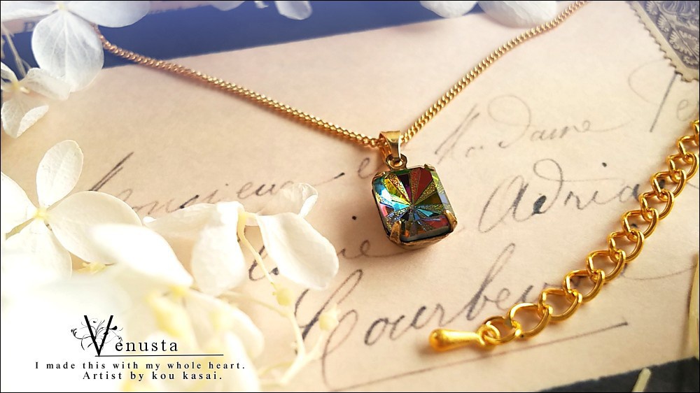 *繊細なヴィトレイルミディアムのガラスネックレス*