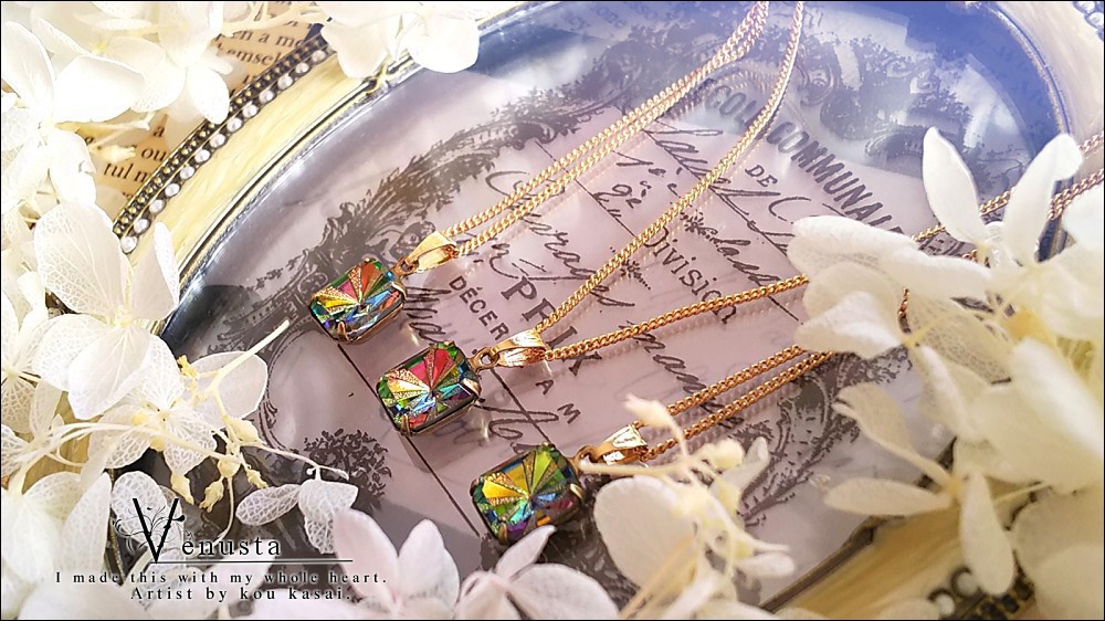 *繊細なヴィトレイルミディアムのガラスネックレス*