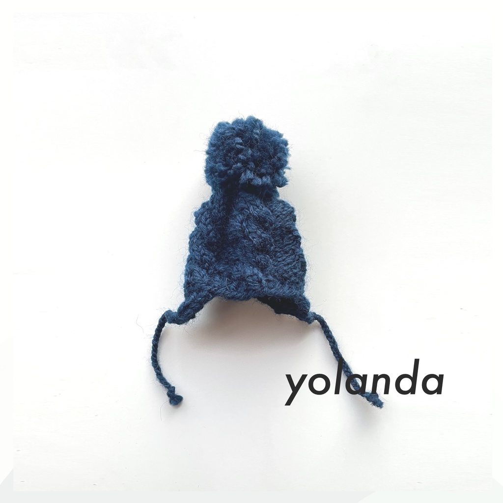 □手編み耳当て付きニット帽