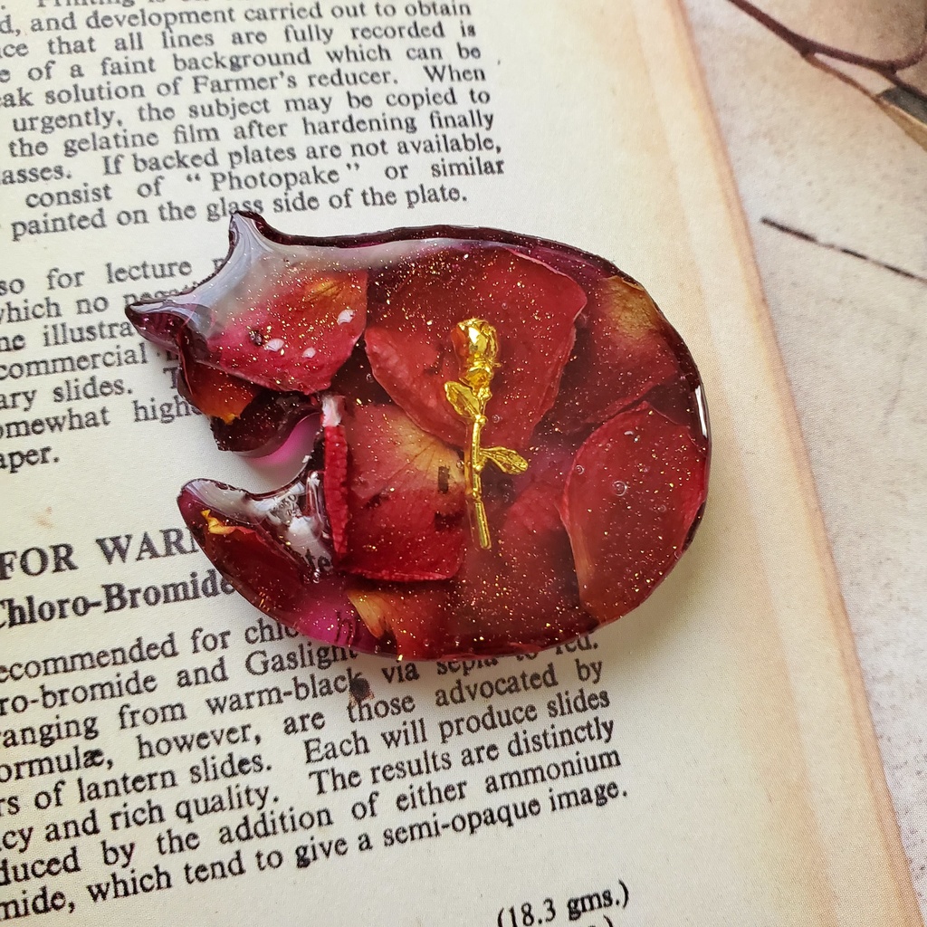 〖 金具選択可 〗 - まるまるネコシリーズ - 一輪の赤薔薇にゃんこパーツ