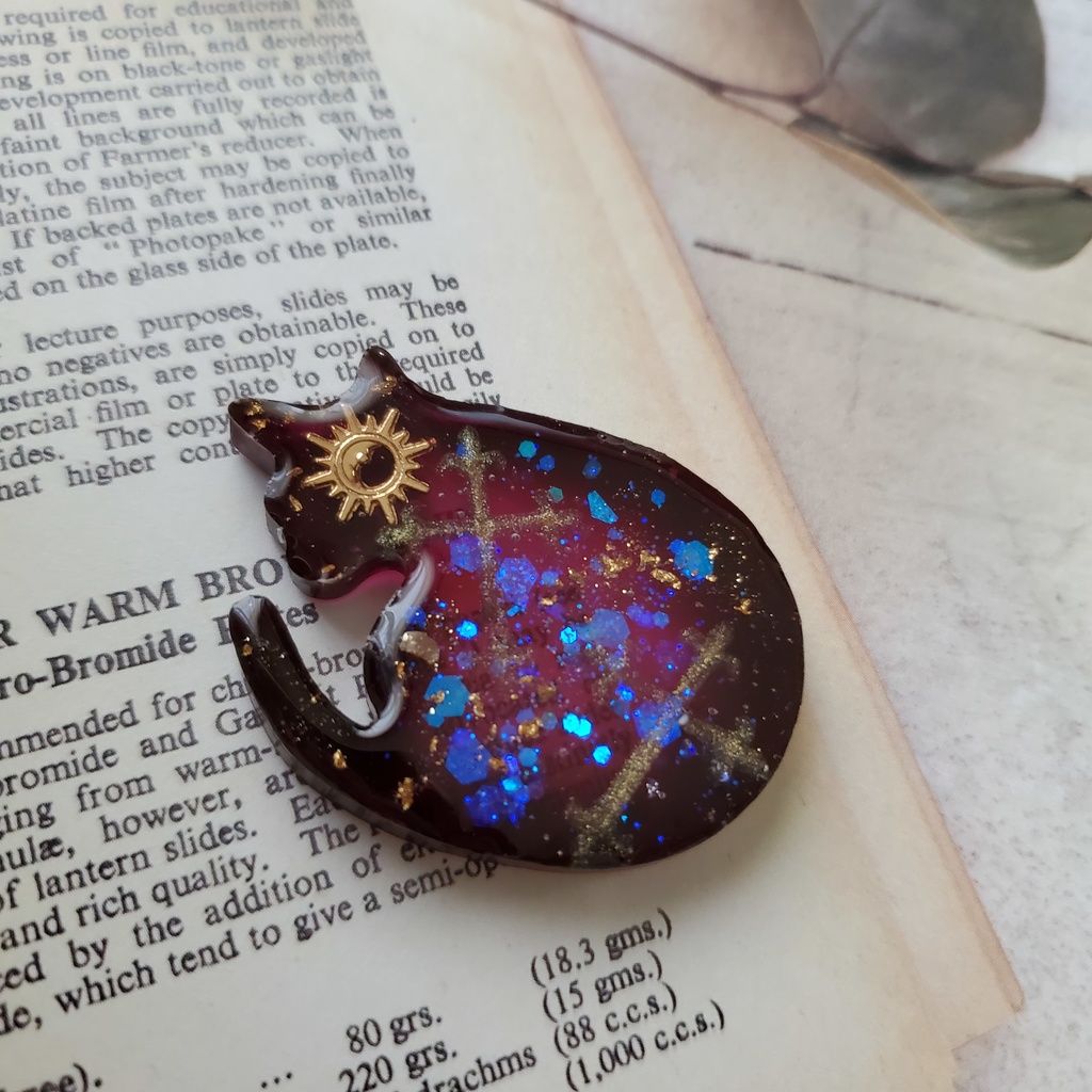 〖 金具選択可 〗 - まるまるネコシリーズ - 偏光シェルと幾何学パーツのクリアレジンパーツ