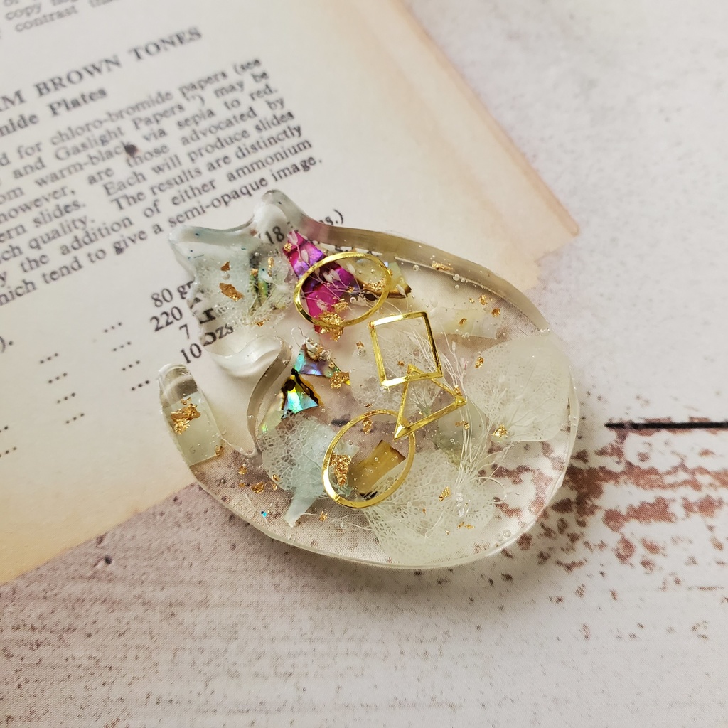 〖 金具選択可 〗 - まるまるネコシリーズ - 偏光シェルと幾何学パーツのクリアレジンパーツ