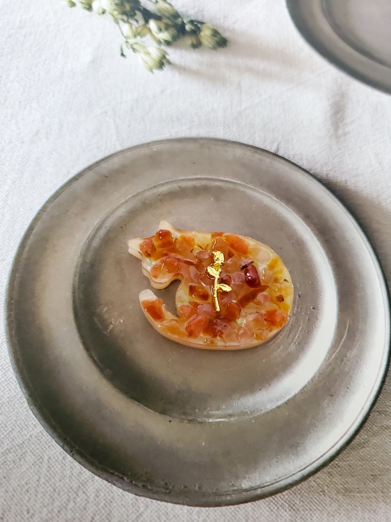 ー まるまるねこちゃんシリーズ ー カーネリアンのゼリー寄せ 1輪のバラ添え