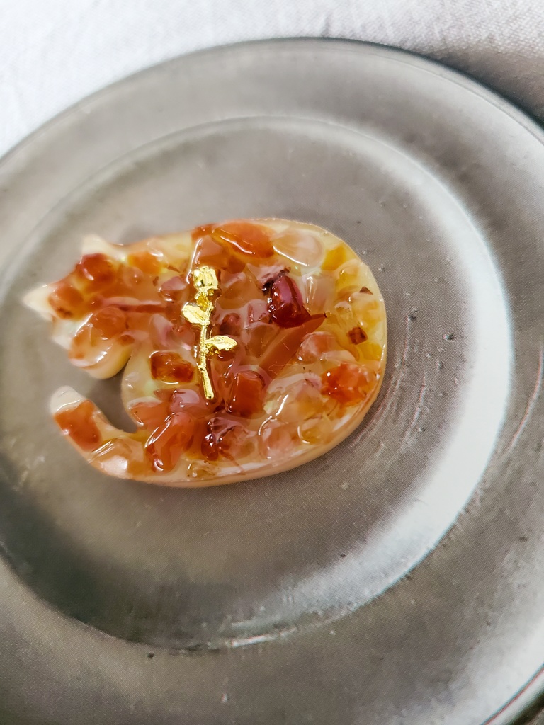 ー まるまるねこちゃんシリーズ ー カーネリアンのゼリー寄せ 1輪のバラ添え