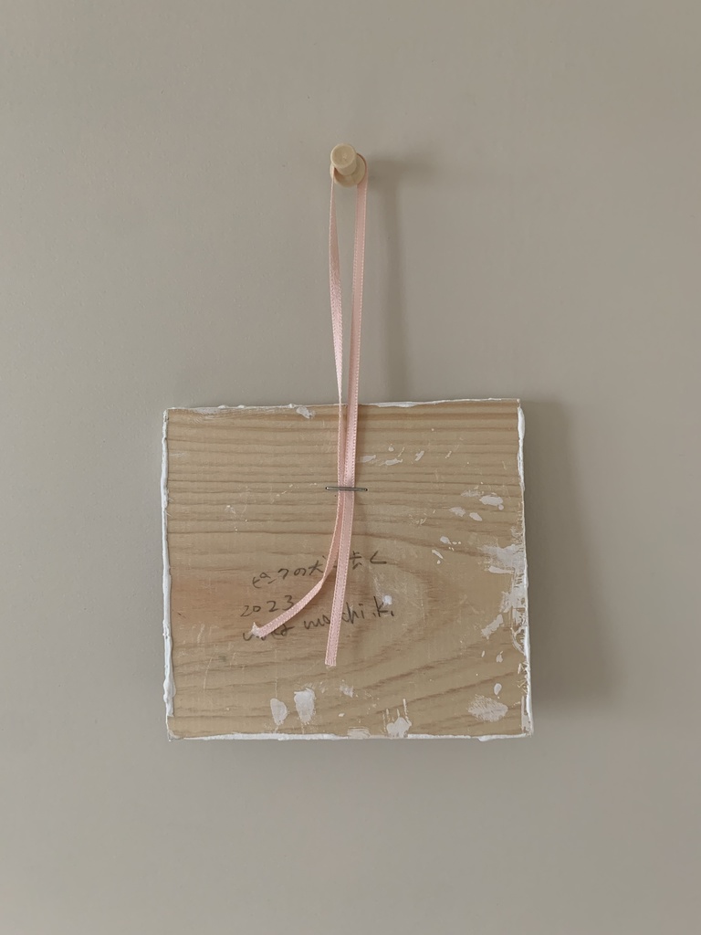 ピンクの犬と歩く