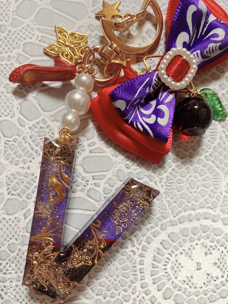 レジン「V」イニシャルチャーム