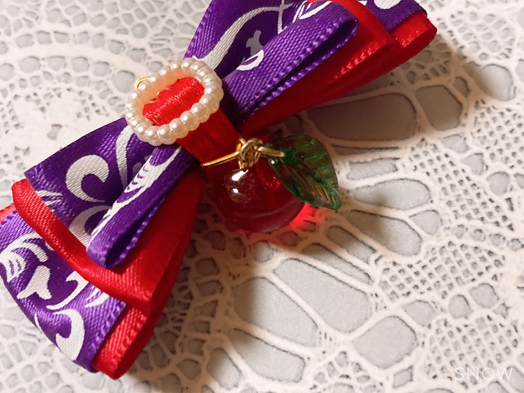 レジン「E」林檎のイニシャルチャーム