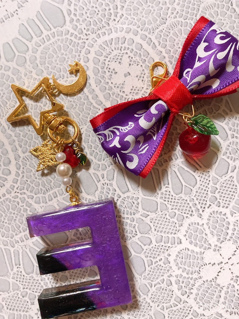 レジン「E」林檎のイニシャルチャーム