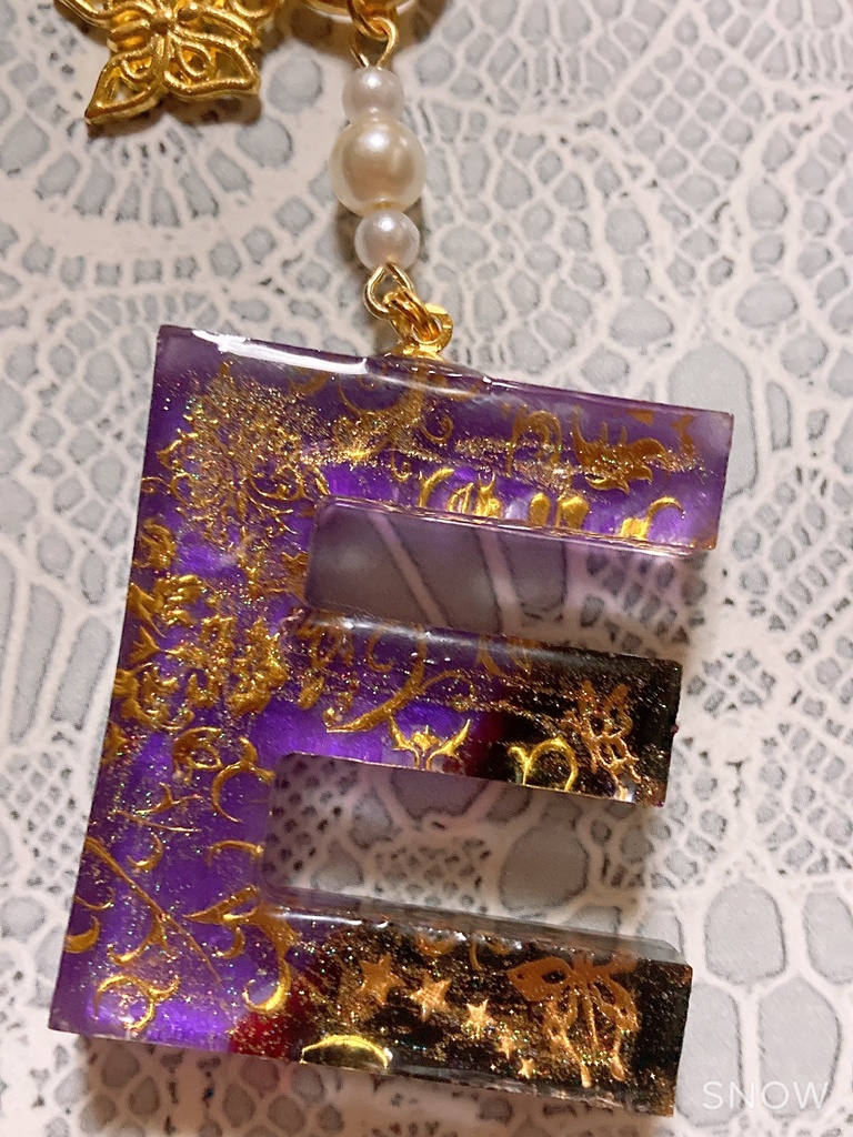 レジン「E」林檎のイニシャルチャーム