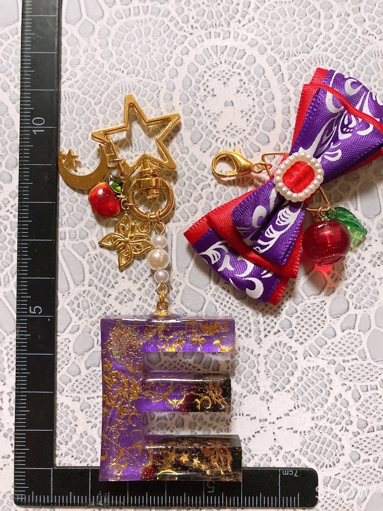 レジン「E」林檎のイニシャルチャーム
