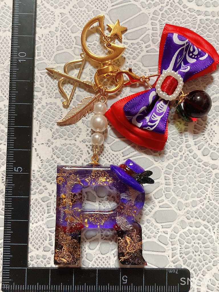 レジン「R」狩人のイニシャルチャーム
