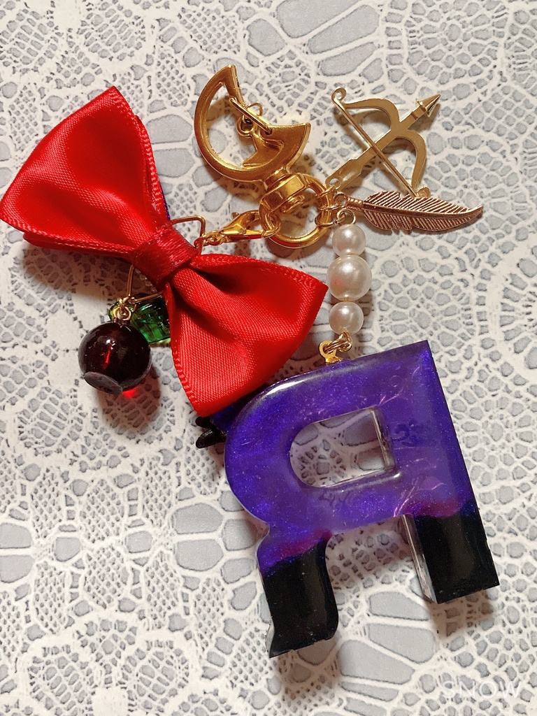 レジン「R」狩人のイニシャルチャーム