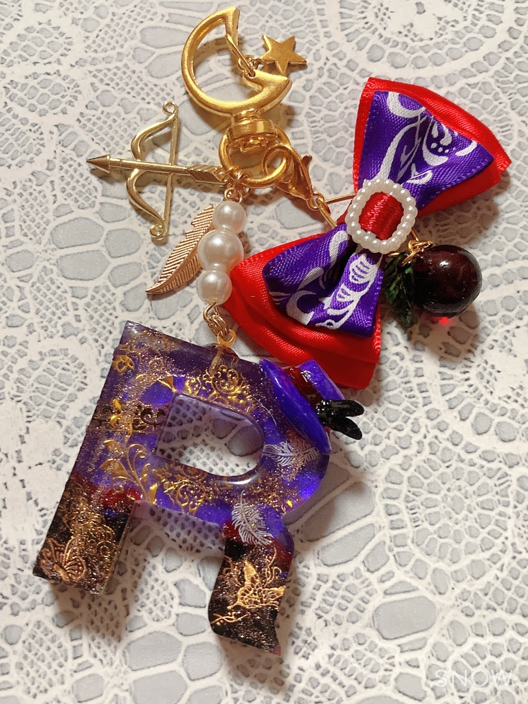 レジン「R」狩人のイニシャルチャーム