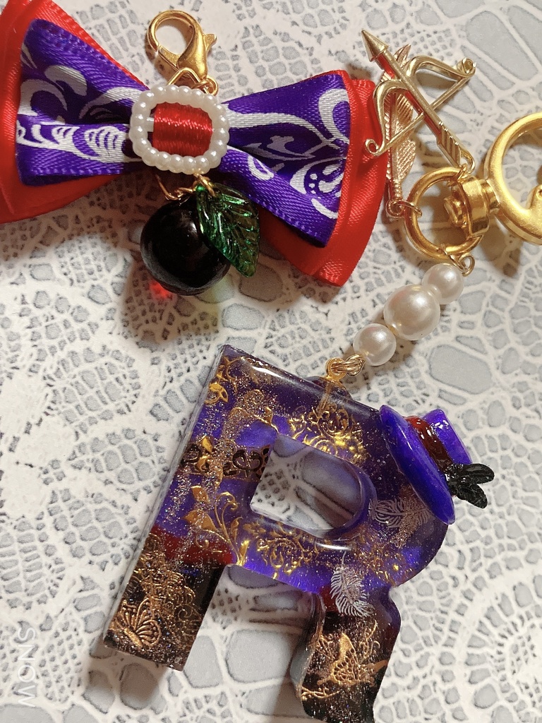 レジン「R」狩人のイニシャルチャーム