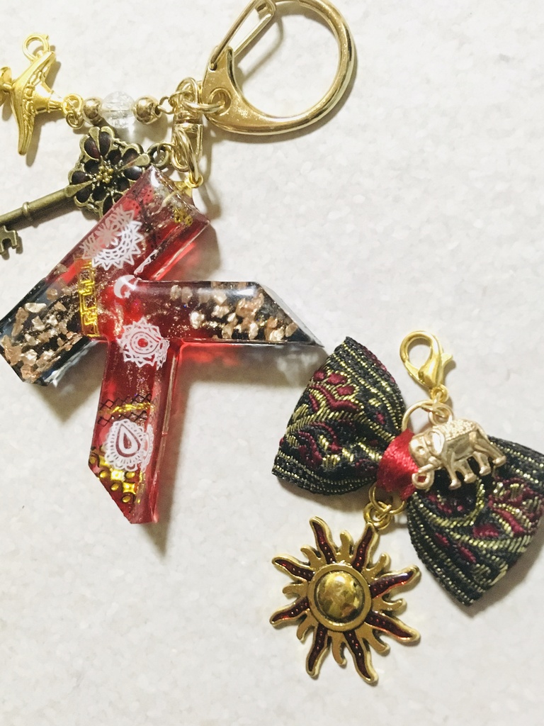 レジン「K」イニシャルチャーム