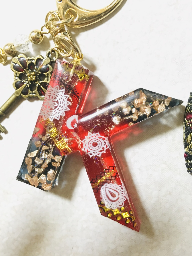 レジン「K」イニシャルチャーム