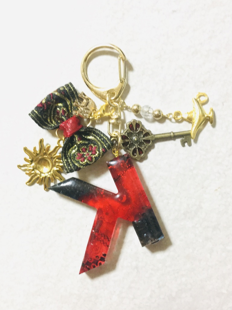 レジン「K」イニシャルチャーム