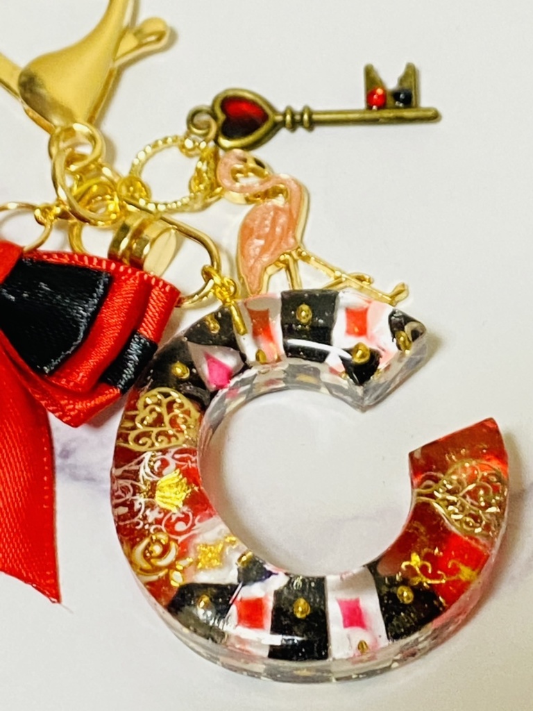 レジン「C」ダイヤのイニシャルチャーム