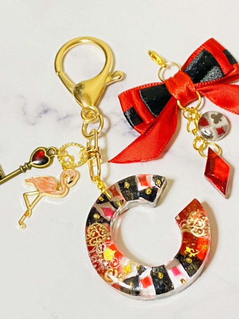 レジン「C」ダイヤのイニシャルチャーム