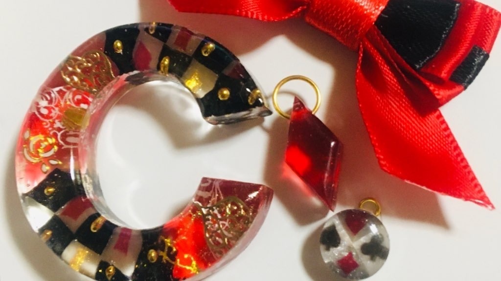 レジン「C」ダイヤのイニシャルチャーム