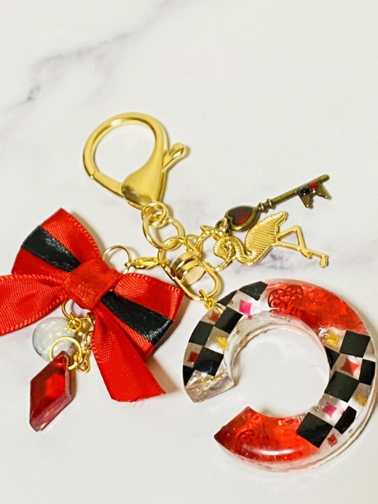 レジン「C」ダイヤのイニシャルチャーム