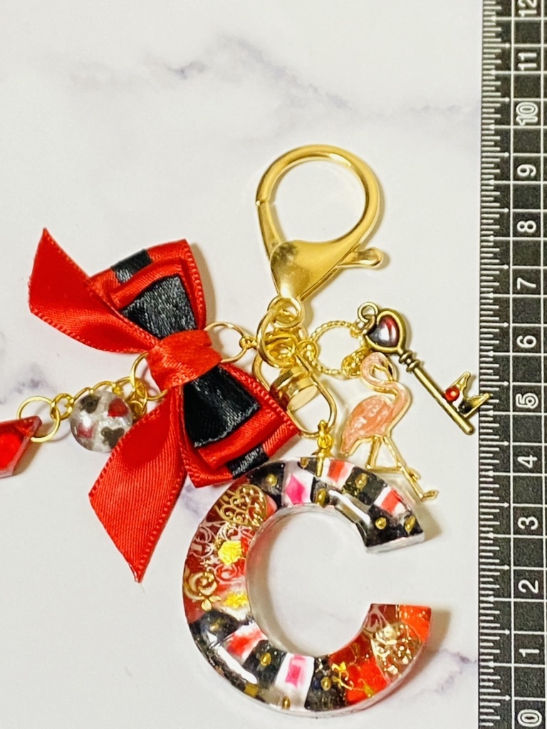 レジン「C」ダイヤのイニシャルチャーム
