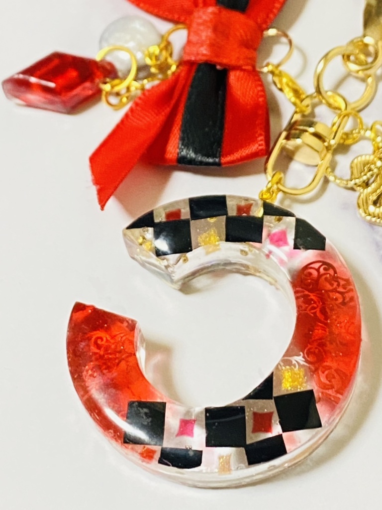 レジン「C」ダイヤのイニシャルチャーム